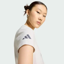 adidas Tops & Tanks<· AUDIREVOLUTF1TEAMDNAGRAFIKT-SHIRT Chalk Pearl