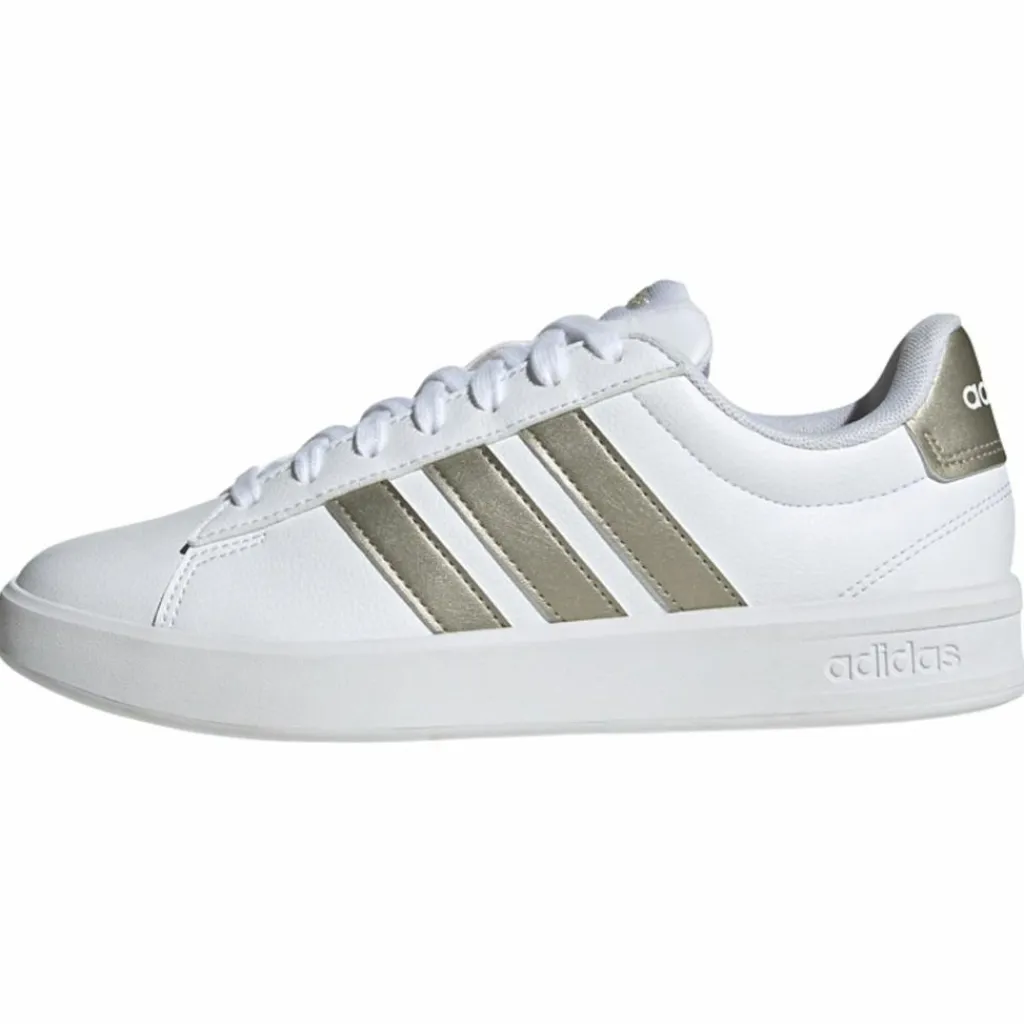 adidas Sneaker<· GRAND COURT3.0 SCHUH Cloud White / Cyber Metallic / Cloud White