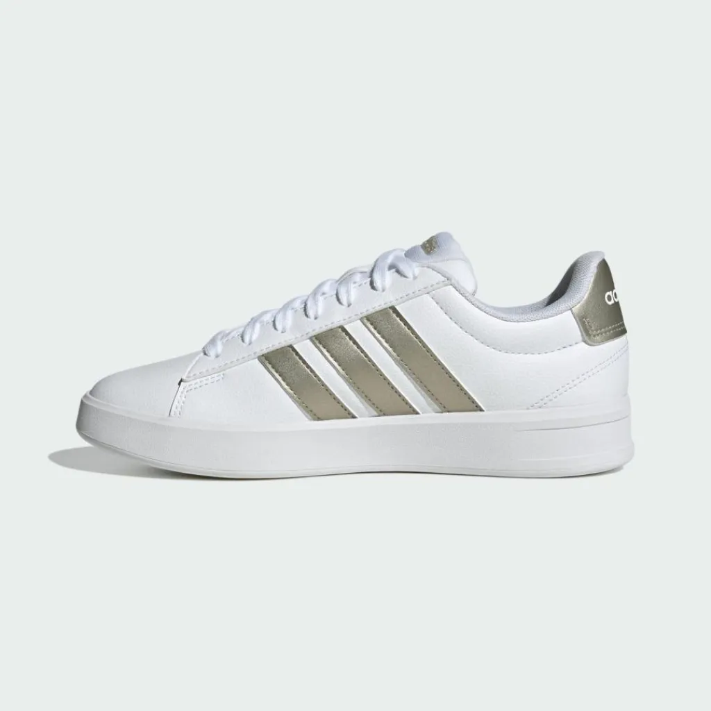 adidas Sneaker<· GRAND COURT3.0 SCHUH Cloud White / Cyber Metallic / Cloud White