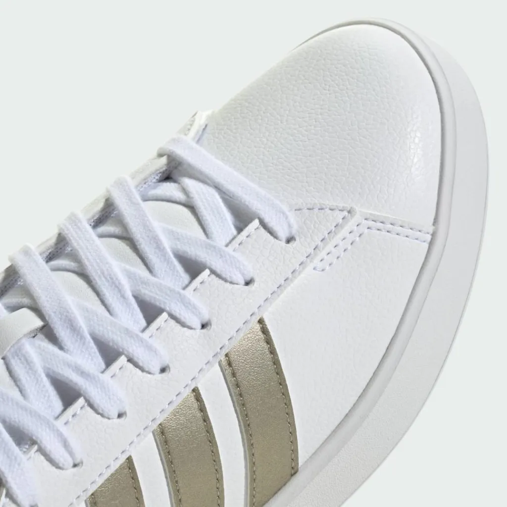 adidas Sneaker<· GRAND COURT3.0 SCHUH Cloud White / Cyber Metallic / Cloud White