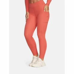 Gold's Gym Klettern & Bouldern|Klettern<· BROOKE astro dust