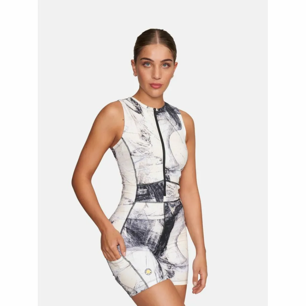 Gold's Gym Yoga<· MOSS mandrall abstract