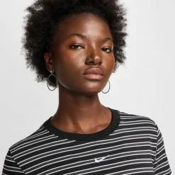 Nike Shirts<· NSW black-striped