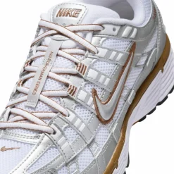 Nike Streetwear|Sneaker<· P-6000 white-metallic silver-lt british tan