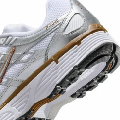 Nike Streetwear|Sneaker<· P-6000 white-metallic silver-lt british tan