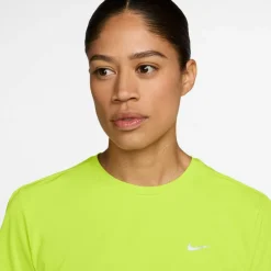 Nike Shirts<· SWIFT cyber-reflective silv