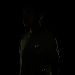 Nike Shirts<· SWIFT cyber-reflective silv