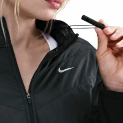 Nike Jacken<· SWIFT black-reflective silv