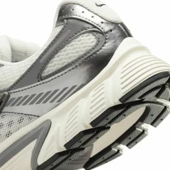 Nike Streetwear|Sneaker<· V5 RNR phantom-black-pencil point
