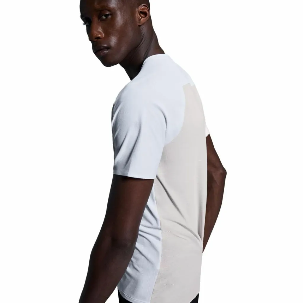 On Training|Laufen<· Performance-T white-silver