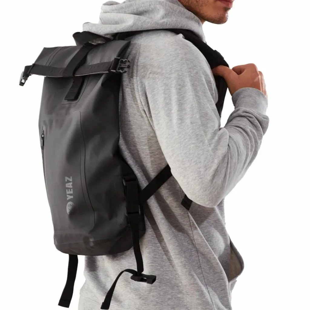 YEAZ Rucksäcke|Rucksäcke<· Wasserfester Rucksack weißes Logo Eclipse Black